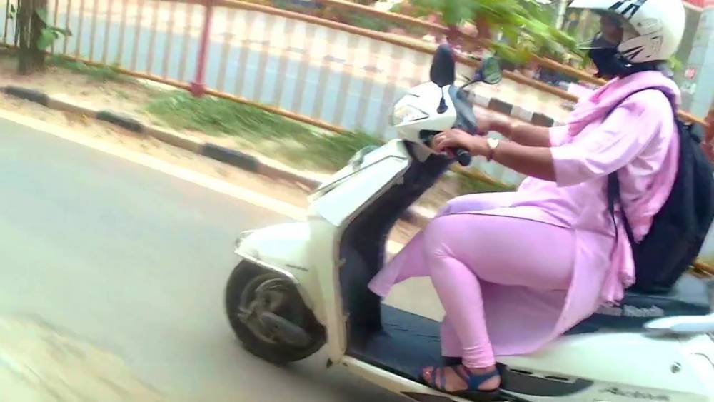 INDIAN THICK THIGHS IN PINK LEGGINGS ON A SCOOTY! - xh.video - India
