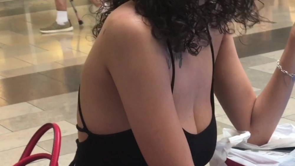 Huge cleavage skinny girl - xh.video - Usa