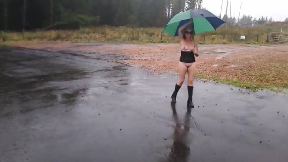 Naked in the rain - xh.video - Britain
