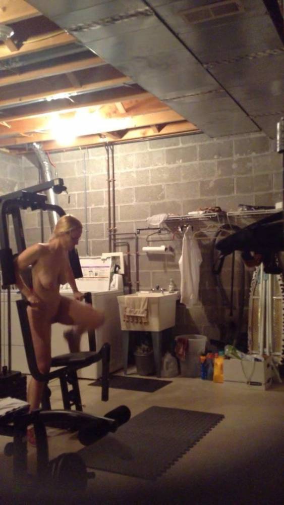 Naked blonde milf working out - xh.video