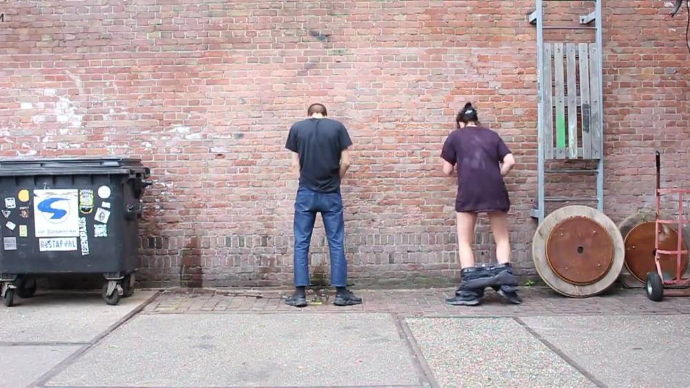 Ein Girl und 2 Typen pissen an die Wand! - xh.video - Germany