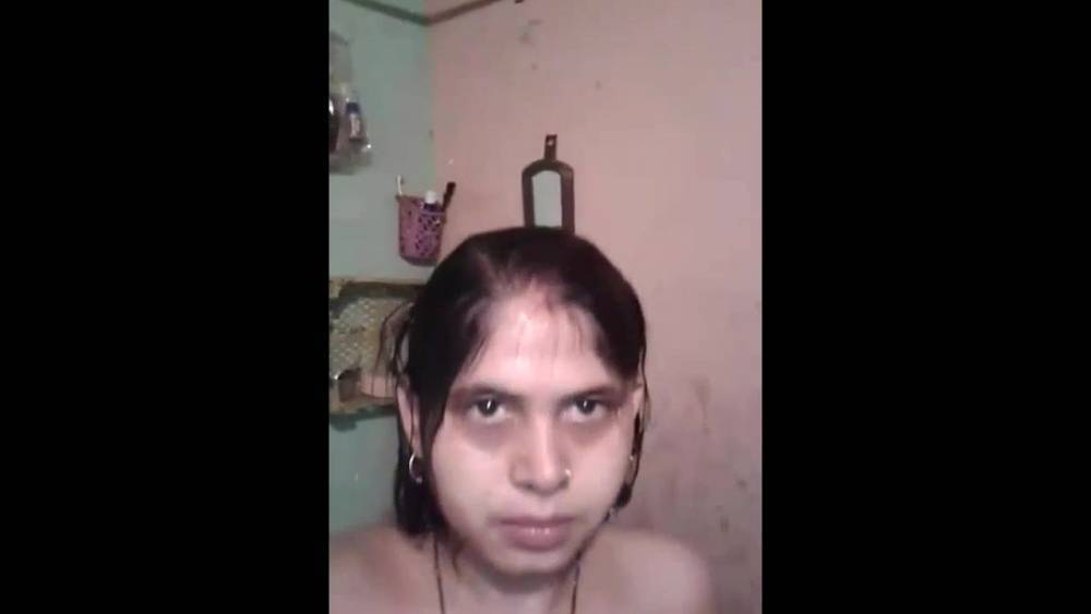 Desi booby bhabi taking shower - xh.video