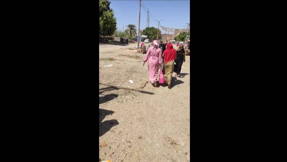 Neswan Baladi shaking ass in the street - xh.video