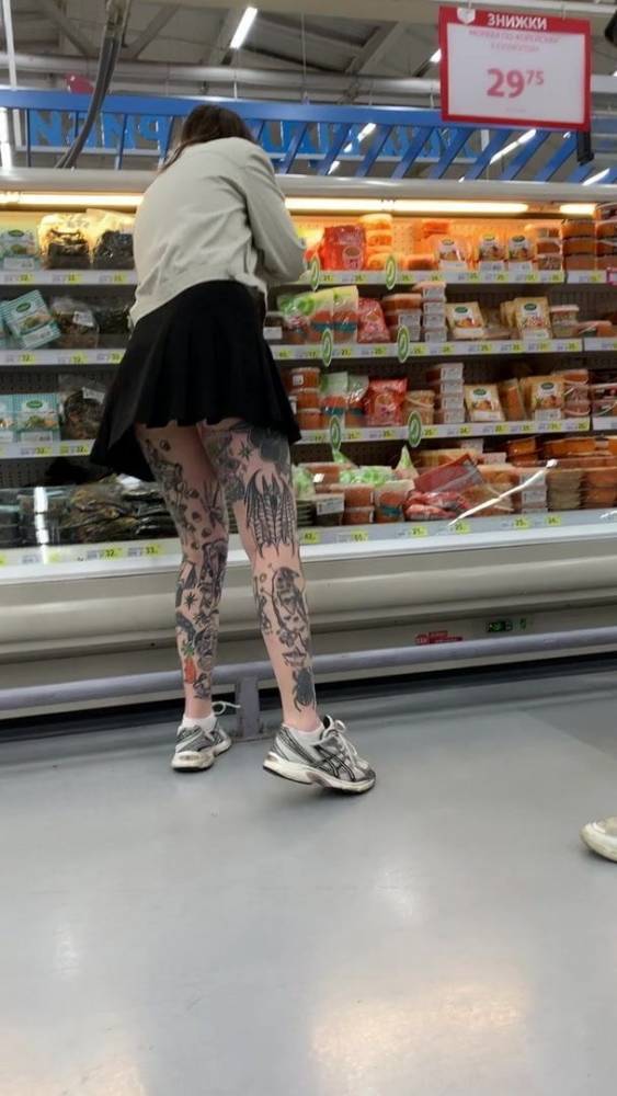 Upskirt young girl tatoo 4 - xh.video