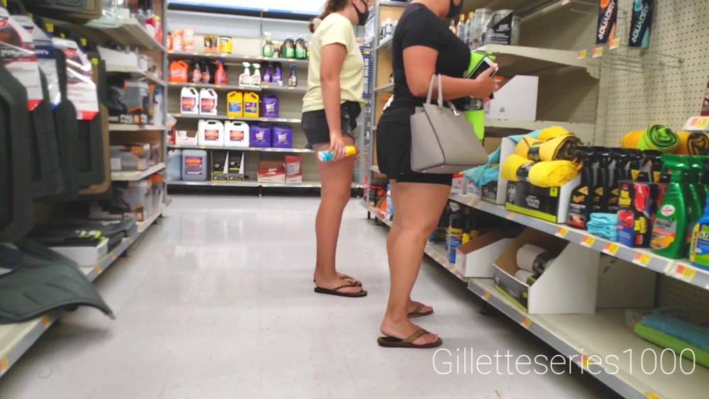 Candid mommy daughter thighs - xh.video
