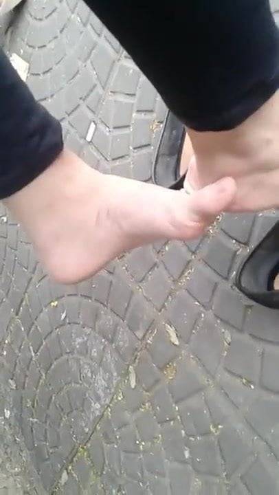 candid feet - teenager's little feet toes on heel - xh.video