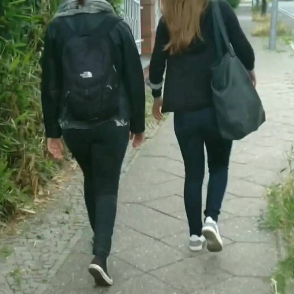 Zwei junge Girls in Jeans - xh.video - Germany