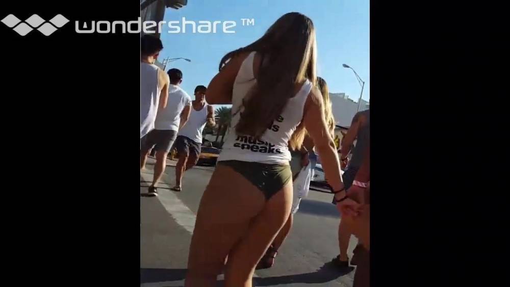 fat ass - Fat Ass In Bikini Bottom Crossing The Street - xh.video