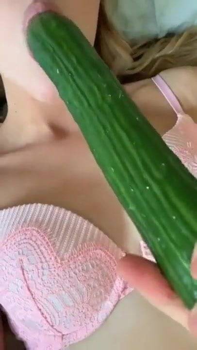 Masturbation with cucumber - xh.video