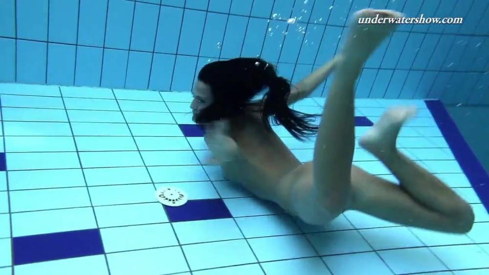 Underwater swimming stripping babe Zhanetta - xh.video
