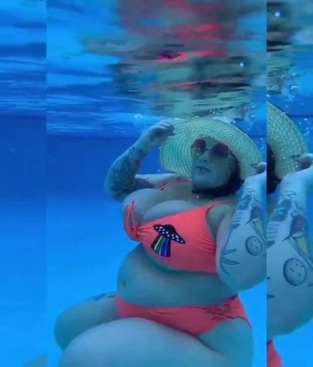 Thick PAWG Tatted Booty Underwater - xh.video