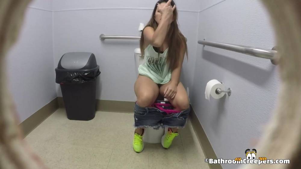 Voyeur girls masturbating on the toilet - 04 - xh.video - Usa