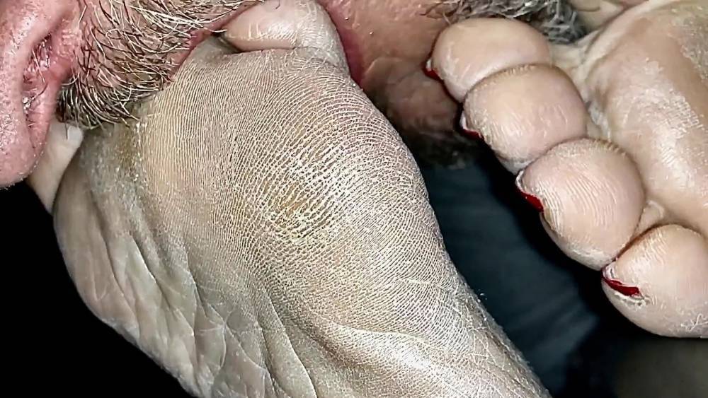 Wifes Toes Need To Be Cleaned - xh.video