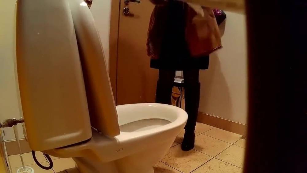 Nice women on toilet - xh.video