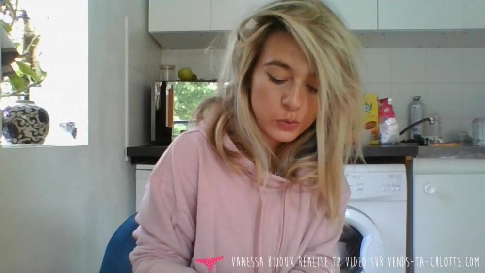 Vends-ta-culotte - French Blond Babe Home Made Teasing - xh.video - France