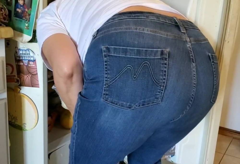Showing her big butt for the camera - xh.video