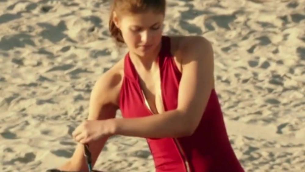 Alexandra Daddario in Baywatch (2017) - xh.video