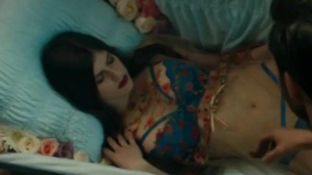 Alexandra Daddario in Wait (2018) - xh.video