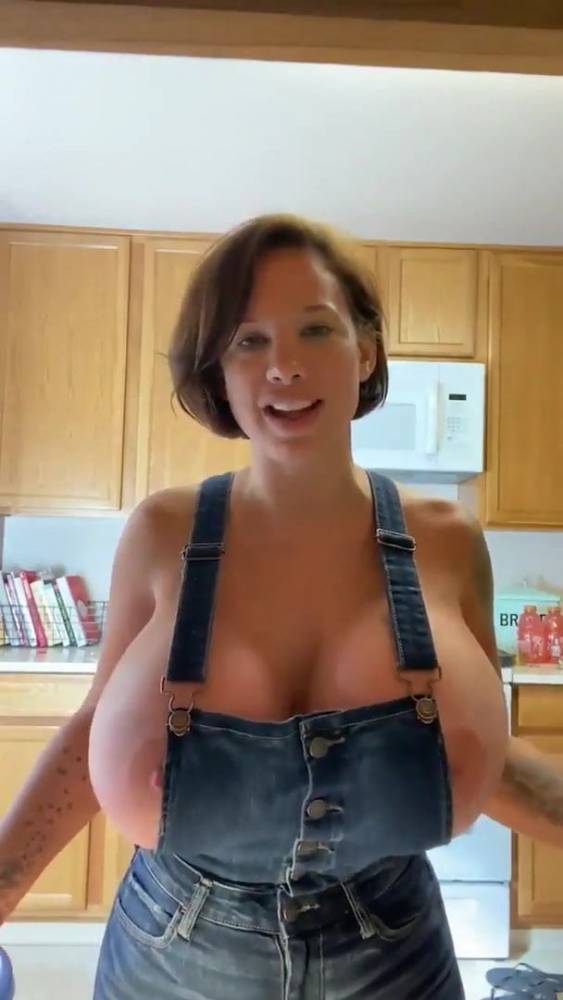 Brittany Elizabeth in kitchen - xh.video