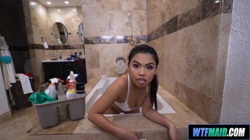 Little Asian Cleaning my bathroom - xh.video