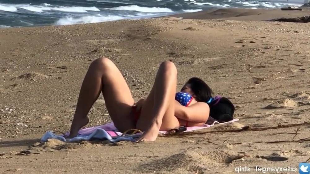 busted brunette masturbing in beach morena na siririca 14 - xhamster.com