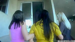 Helena Sweet calls her girlfriends and go out to pick up some guys - hdzog.com
