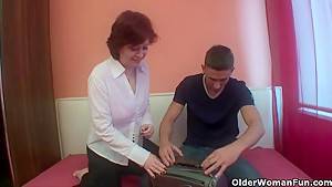 Mommy lets her toy boy cum on her body - hdzog.com