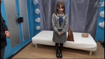 【Magic mirror car】Dogeza to a JK girl in uniform saying "Please show me your masturbation for 100,000 yen" ② - txxx.com - Japan