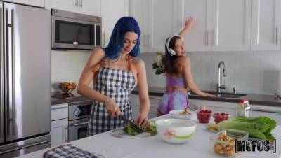 Aidra Fox - Jewelz Blu - Jewelz Sexy Kitchen - xxxfiles.com