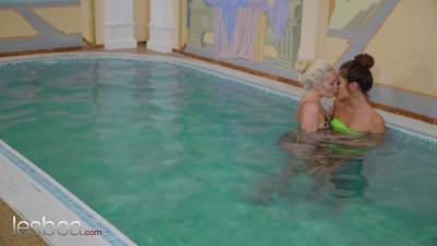 Cindy Shine - Lesbea czech blondie Lovita Fate lesbo fingering in public pool with Cindy Shine - sexu.com - Czech Republic
