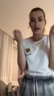 Why Is She Recording Her Taking A Bath On Periscope - hclips.com
