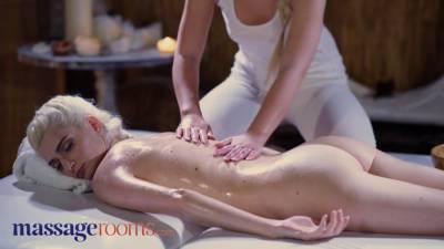 Massage rooms \u2013 small lezzie blondes love romantic vulva licking - sexu.com - Czech Republic