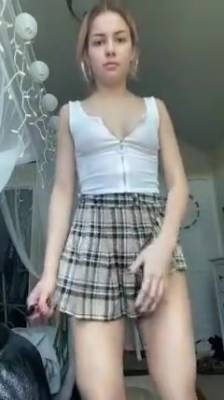 Hot Girl In Skirt Teasing On Periscope - hclips.com