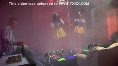Snow White - Porn Sits Down On Black Cock On The Stage With Snow White - upornia.com