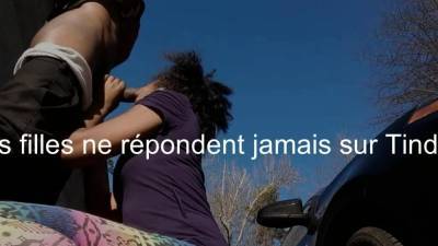 Femme noire suce a genoux et se fait baiser sur le capot - drtuber.com - France