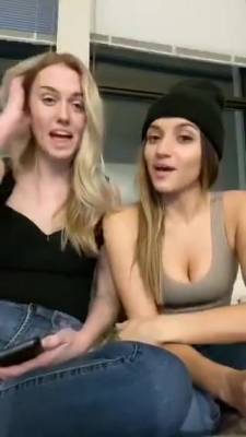 Hot Teens Being Naughty On Periscope - hclips.com