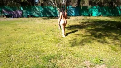 Caminando Desnuda En Un Dia Soleado - hclips.com
