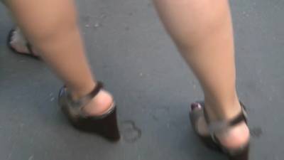 Candid young blond, sexy legs in wedges heels - voyeurhit.com