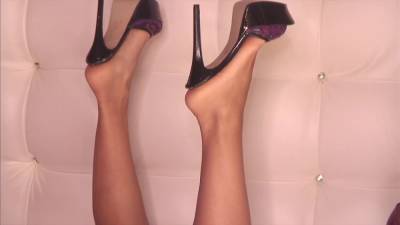 Lola_Bloom dangling her sexy mules - hclips.com