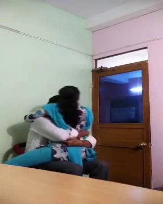 Desi cheating couple getting kissed and fucked - sunporno.com - India