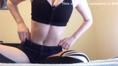 Tomboy Babe Horny On Bed - hclips.com