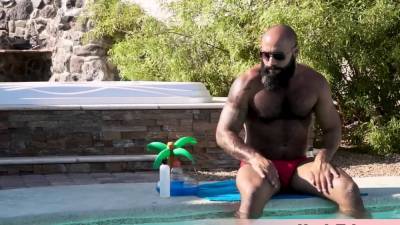 Muscle hunk pleasing big dick bareback at the poolside - icpvid.com