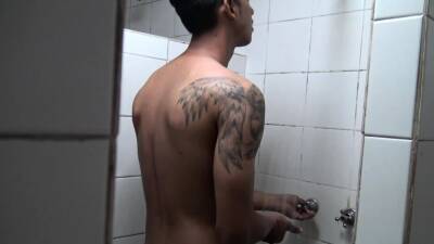 Amateur latin gay Jason gets an offer in the shower - nvdvid.com