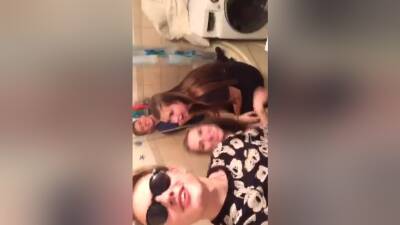 2 Lesbians In The Bathroom Kissing - hclips.com