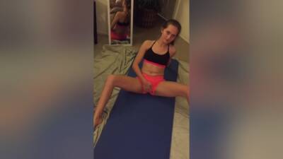 Showing Her Pussy At A Gym Session - hclips.com