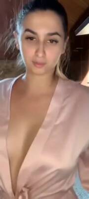 Hot Side Boob While Cooking - hclips.com