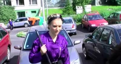 Beauties plays sensually with water and her milk shakes - icpvid.com