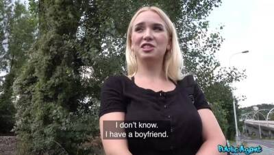 Vera Jarw - Stanley Johnson - Blonde Russian with Big Naturals - veryfreeporn.com - Russia