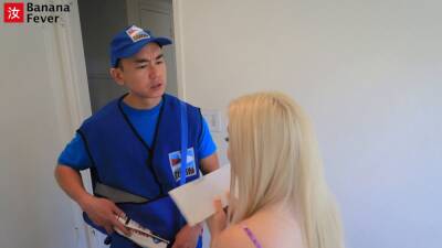 Unemployed Blonde Bimbo Gets Offers By Banging Asian Mailman - sexu.com