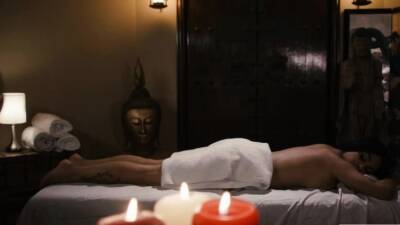 Black masseur analed his trans client after he massage her - nvdvid.com
